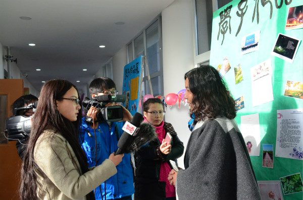 与会嘉宾接受员工采访
