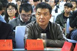 图片包含 人员, 室内, 群组, 就坐已生成高可信度的说明