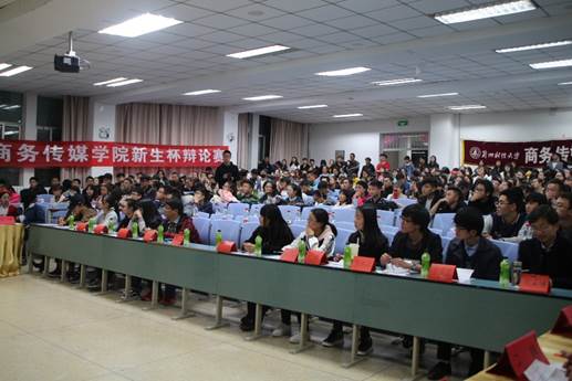 图片包含 天花板, 室内, 人员, 墙壁已生成极高可信度的说明